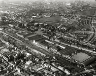 806962 Luchtfoto van de Centrale Werkplaats van de N.S. te Tilburg, uit het zuidoosten.